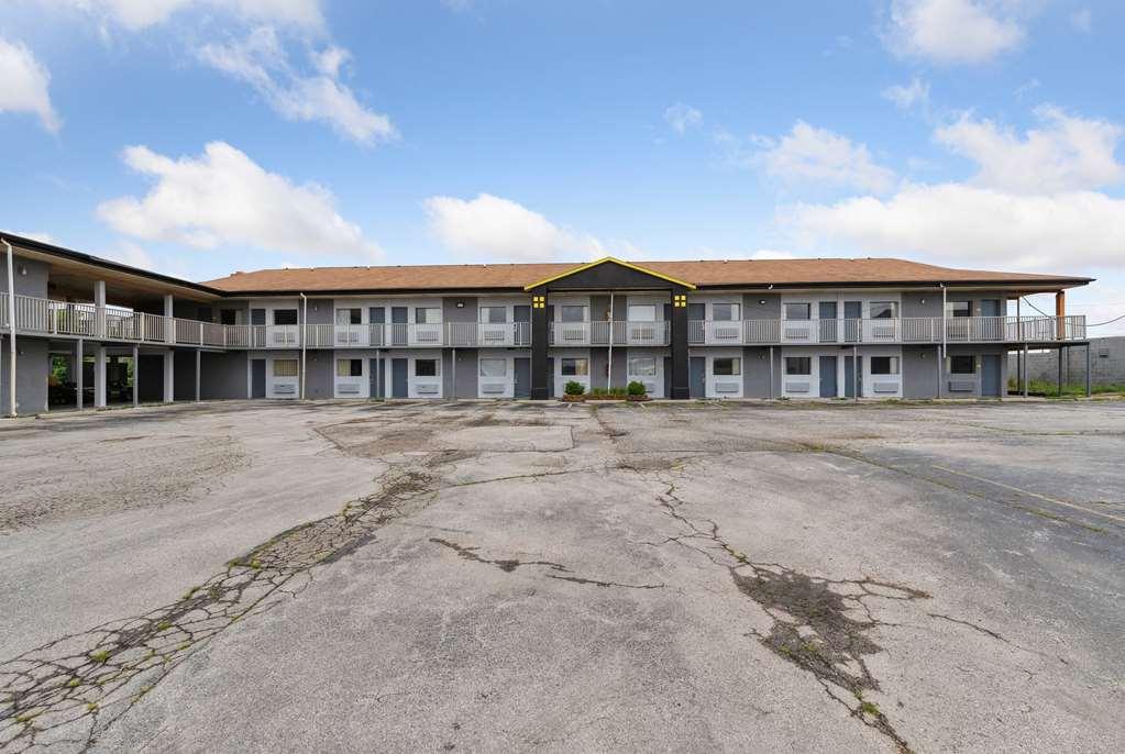 Super 8 By Wyndham Millbury/Toledo Hotel Kültér fotó