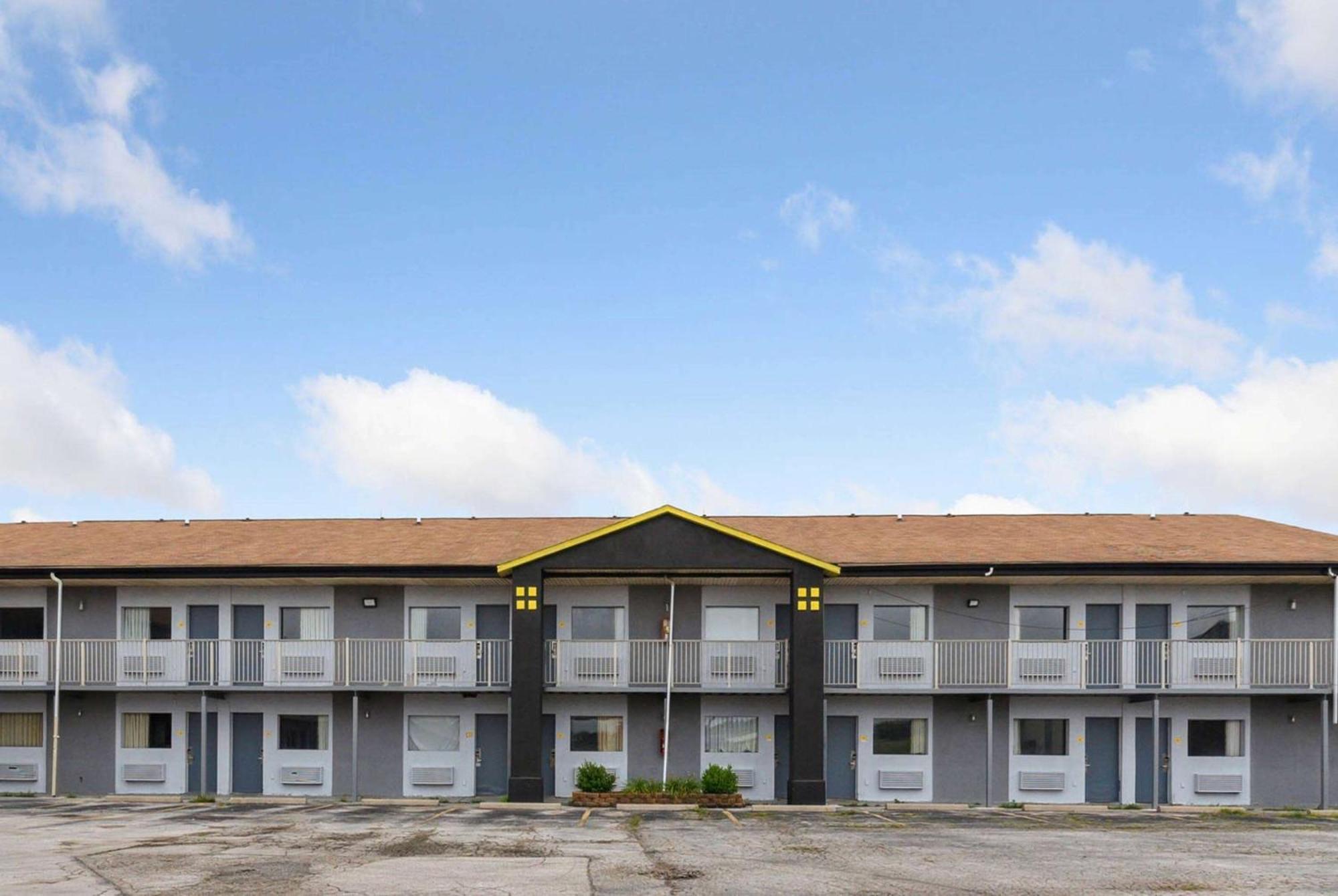 Super 8 By Wyndham Millbury/Toledo Hotel Kültér fotó